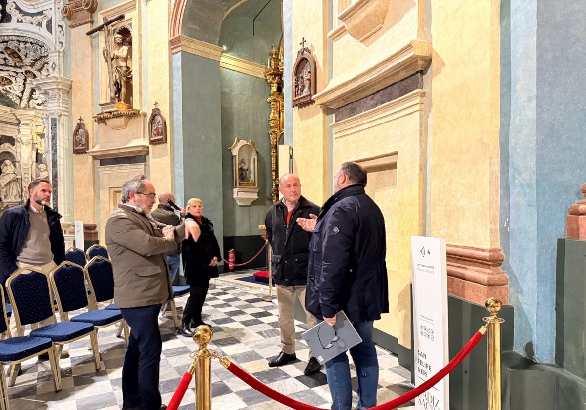 Juancho Ortiz revisando el Oratorio para la celebración del Día de la provincia