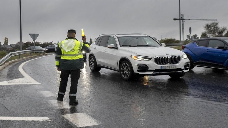 La Guardia Civil advierte de una nueva estafa aprovechando las alertas de Aemet por el temporal de lluvias: «No cliques»