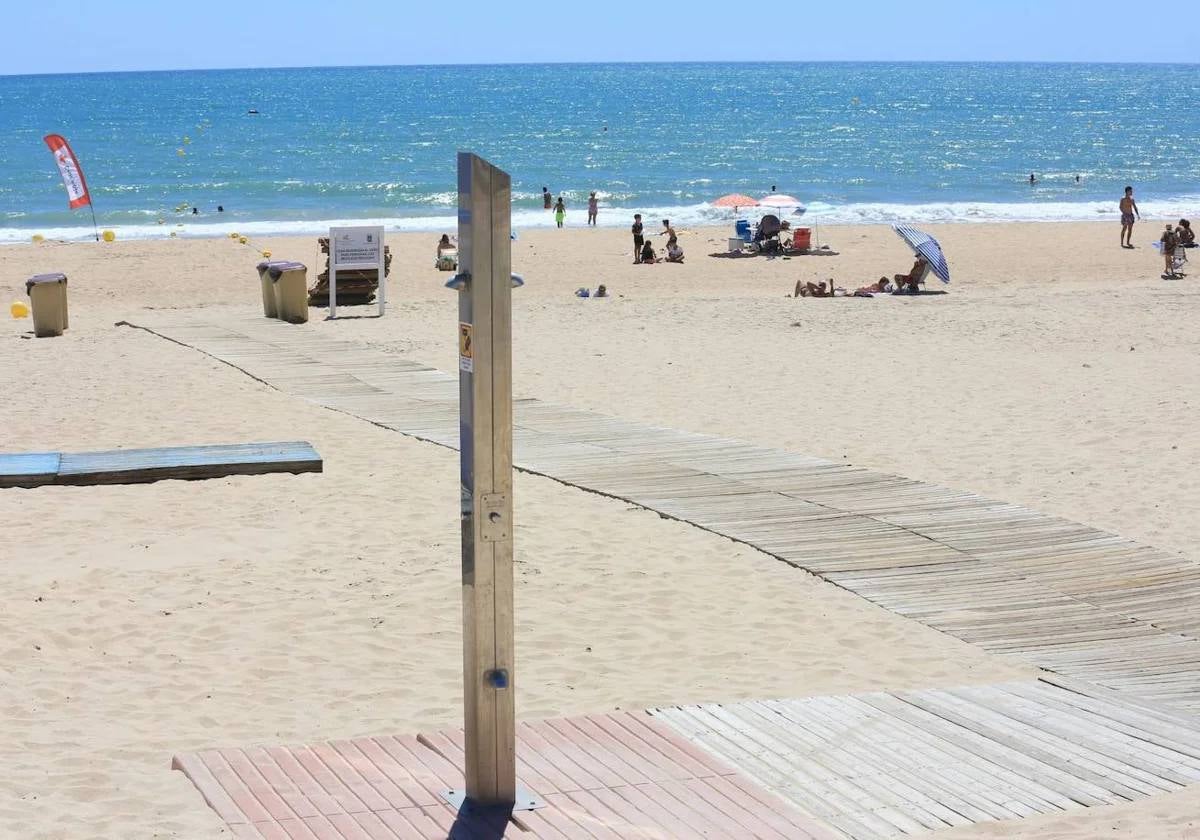 Servicio de duchas en una playa de Cádiz