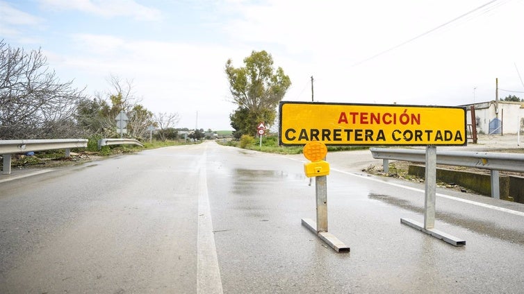 Reabren al tráfico las carreteras cortadas en Arcos y Guadalcacín por el desborde del arroyo Salado