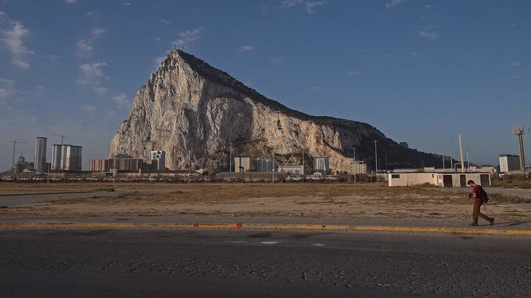 El Gobierno protesta ante Londres por unas maniobras marítimas «en aguas españolas» próximas a Gibraltar