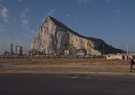 El Gobierno protesta ante Londres por unas maniobras marítimas «en aguas españolas» próximas a Gibraltar