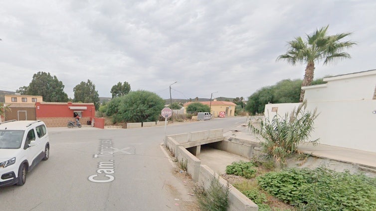 La crecida de un arroyo obliga a cortar el camino de Torrenueva en La Línea