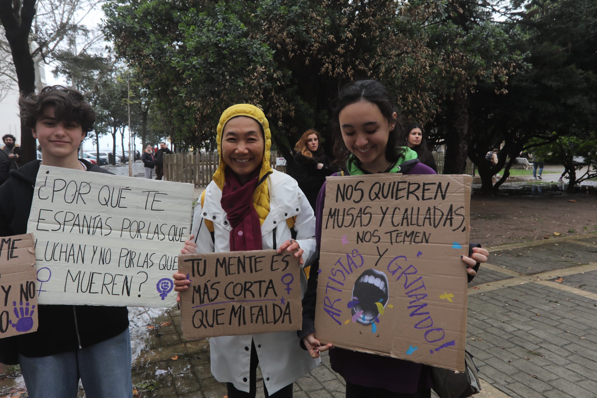 Fotos: A las mujeres de Cádiz les va la marcha... pasos sólo hacia adelante durante este 8-M