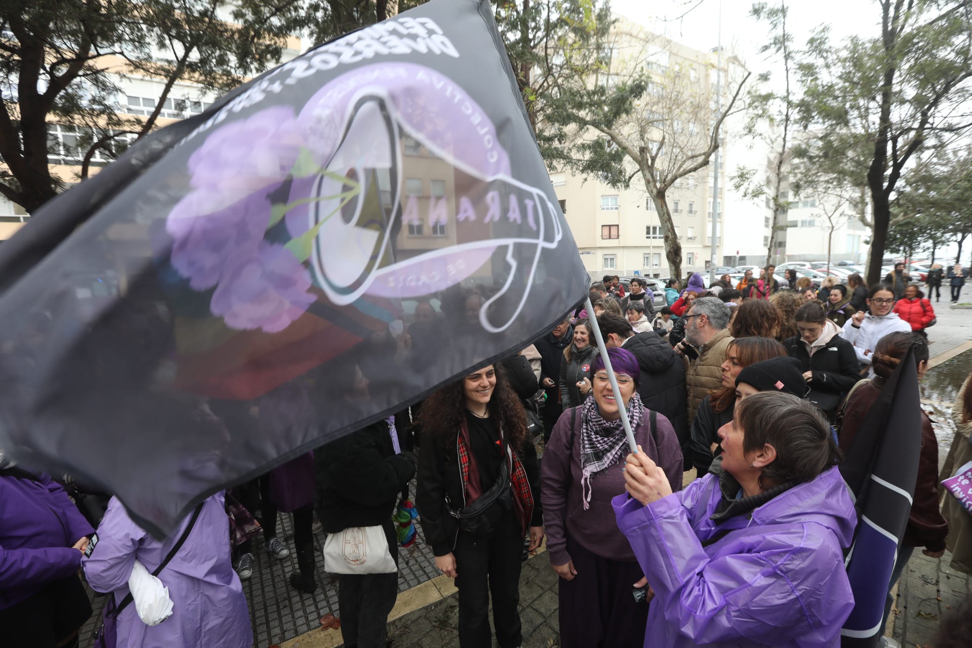 Fotos: A las mujeres de Cádiz les va la marcha... pasos sólo hacia adelante durante este 8-M