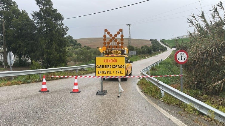 La borrasca Jana desborda el arroyo Salado y provoca el corte de varias carreteras de la provincia de Cádiz