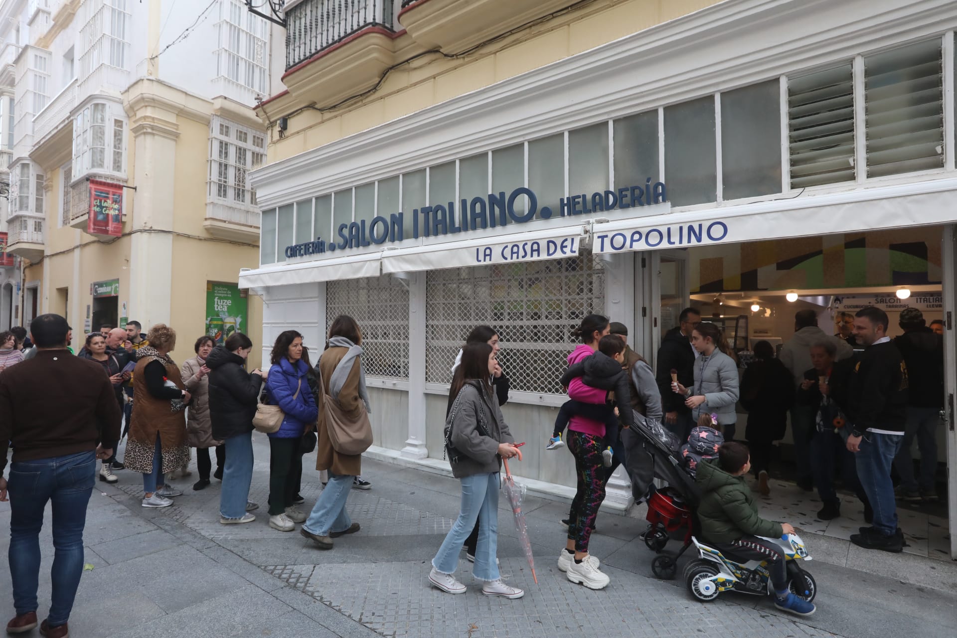 Colas y topolinos gratis: la tradición gaditana de Los Italianos resiste viento y lluvia