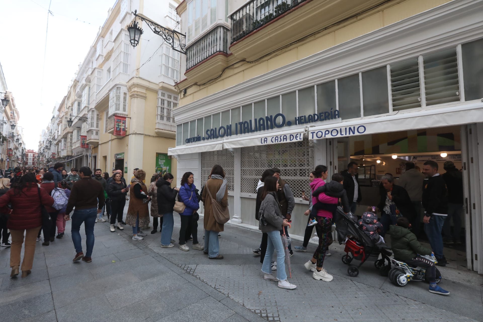 Colas y topolinos gratis: la tradición gaditana de Los Italianos resiste viento y lluvia