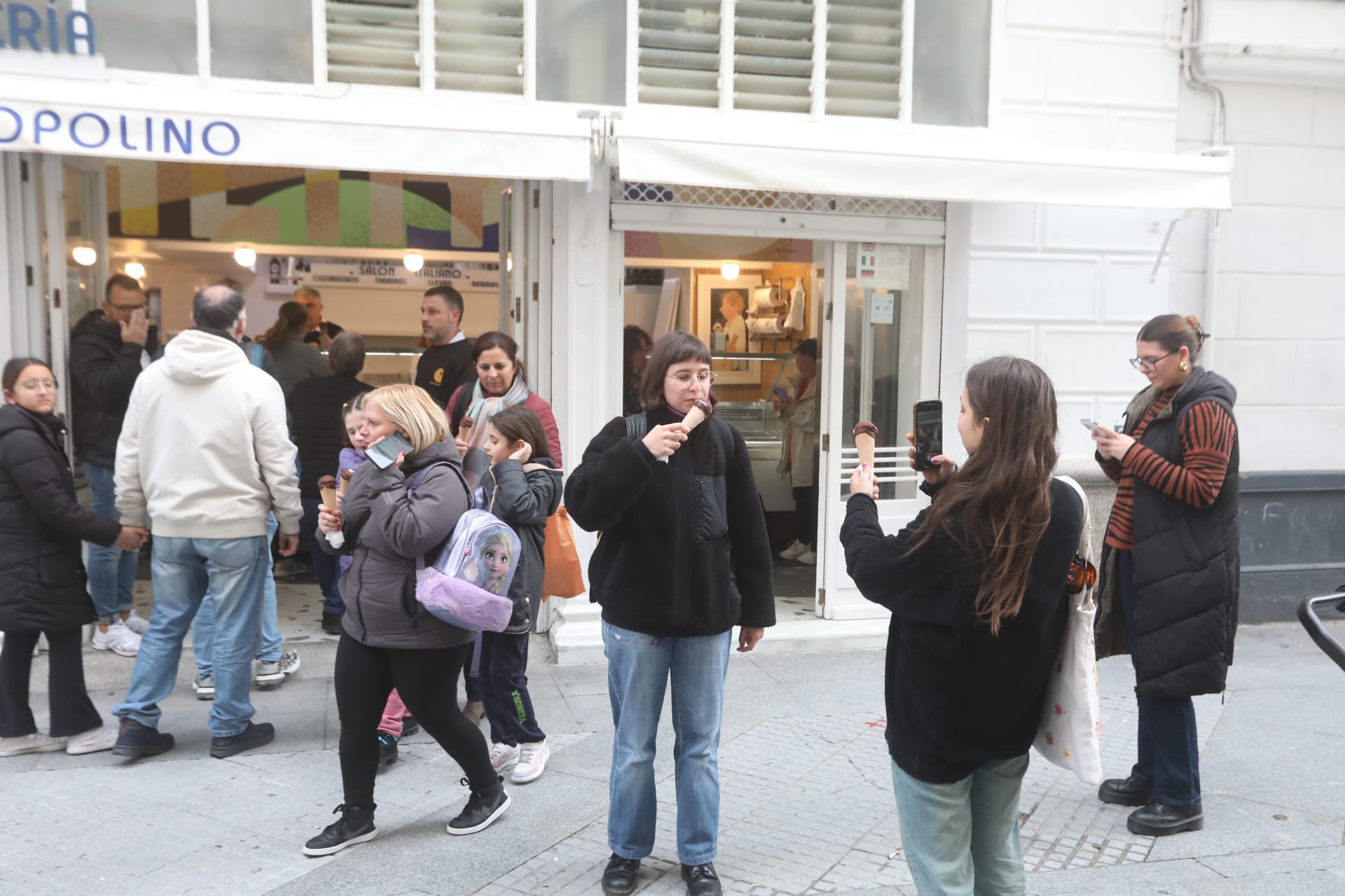 Colas y topolinos gratis: la tradición gaditana de Los Italianos resiste viento y lluvia