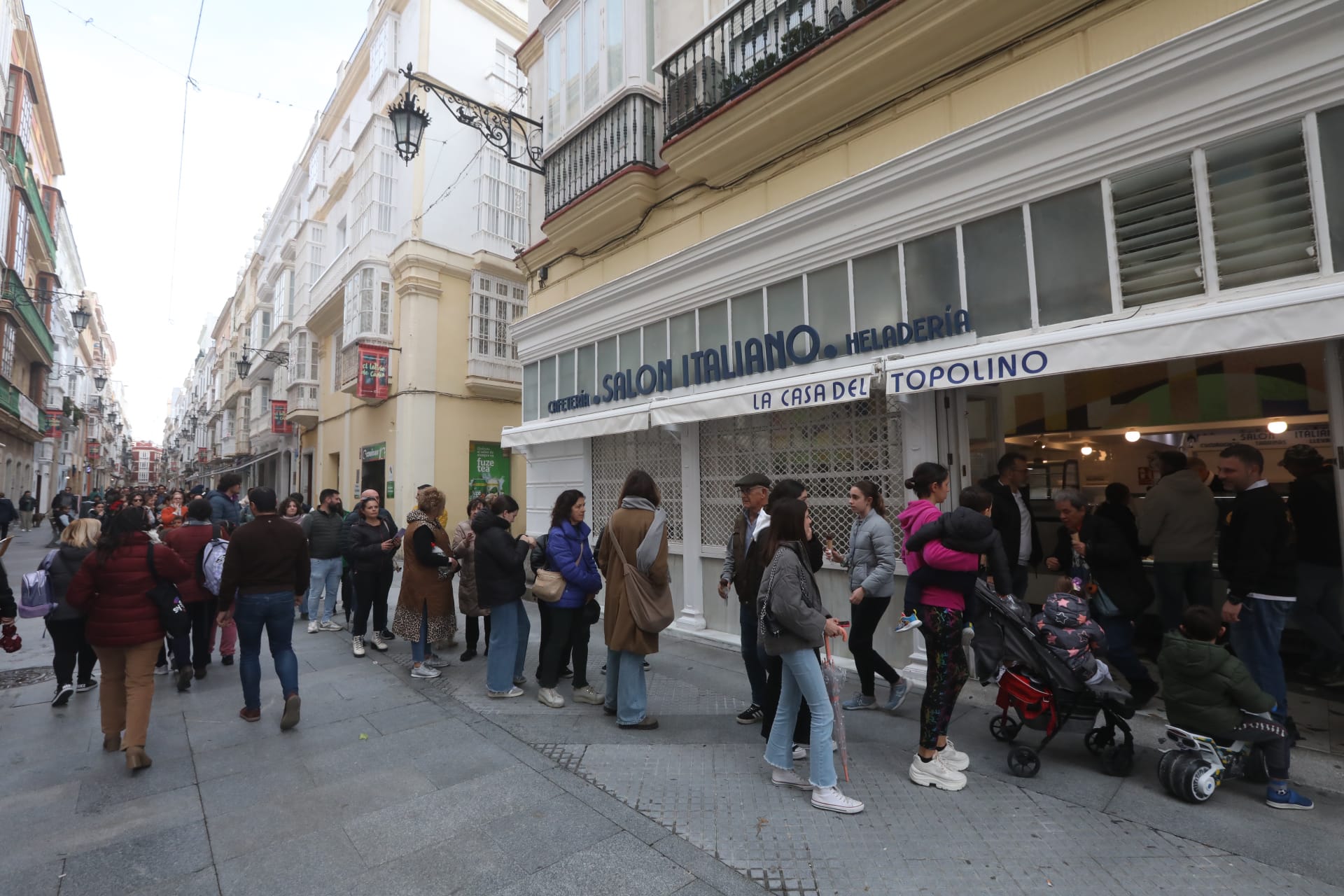 Colas y topolinos gratis: la tradición gaditana de Los Italianos resiste viento y lluvia