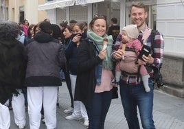 Colas y topolinos gratis: la tradición gaditana de Los Italianos resiste viento y lluvia