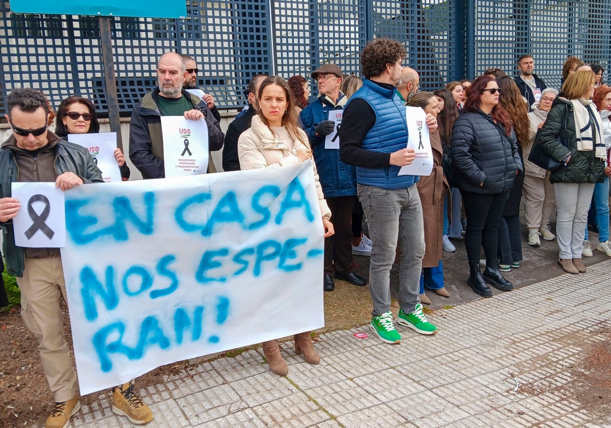 Concentración en repulsa por el asesinato de la educadora social de Badajoz, esta semana.