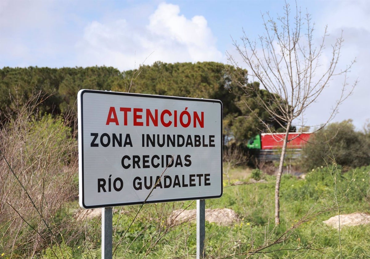 Carretera cortada por la crecida del río Guadalete. A 10 de marzo de 2025, en Jerez.