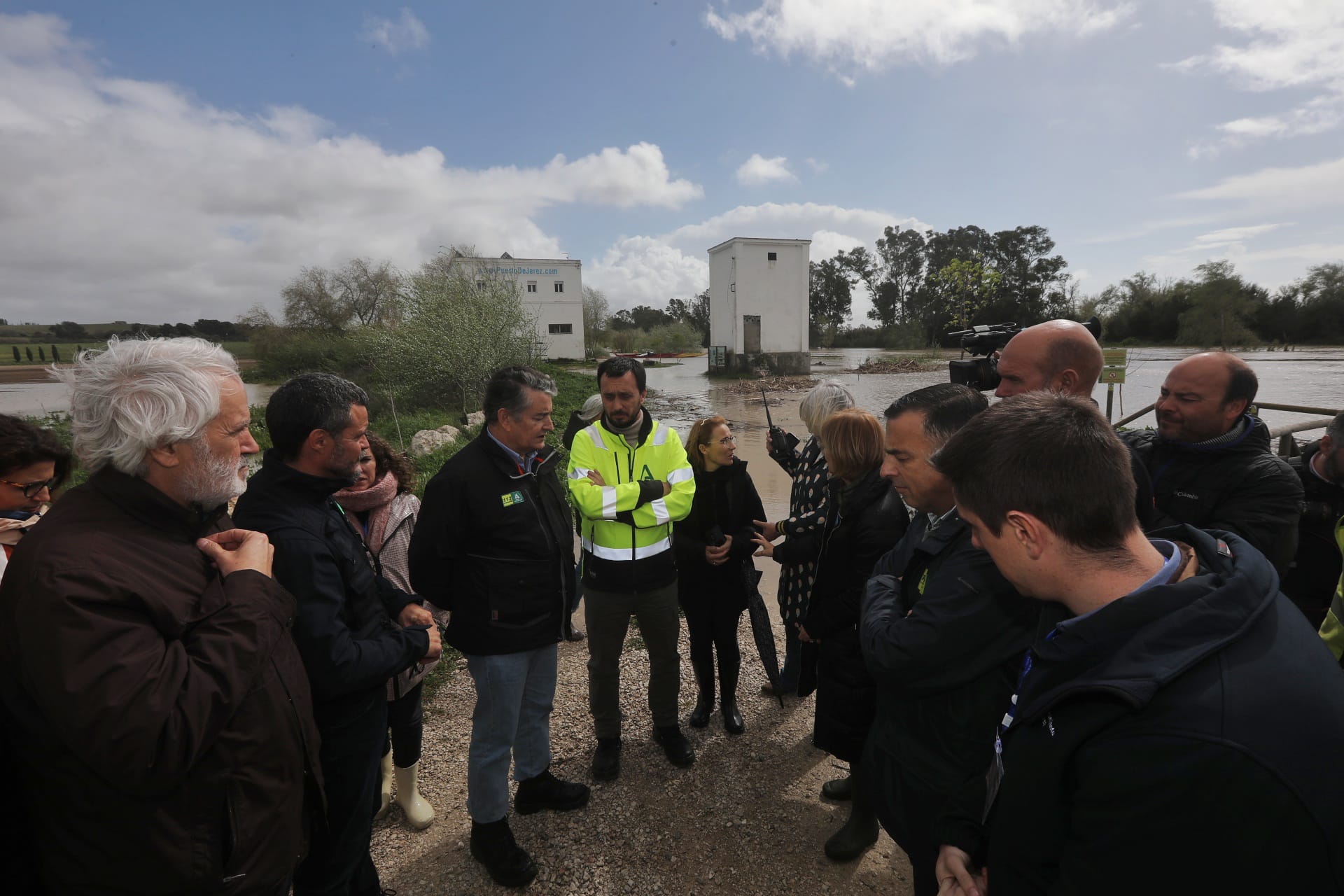 Imágenes de la crecida del Guadalete en Jerez: 200 desalojados y trabajo sobre el terreno