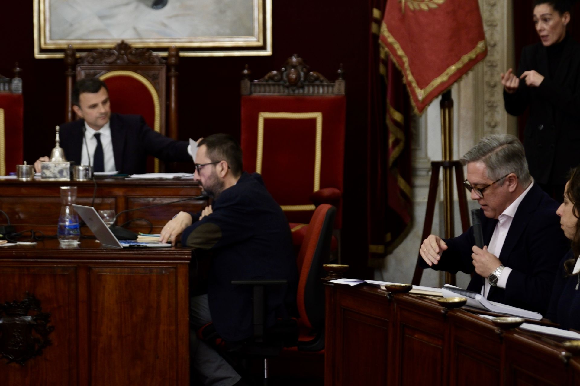 Las imágenes del pleno extraordinario para aprobar los Presupuestos en Cádiz