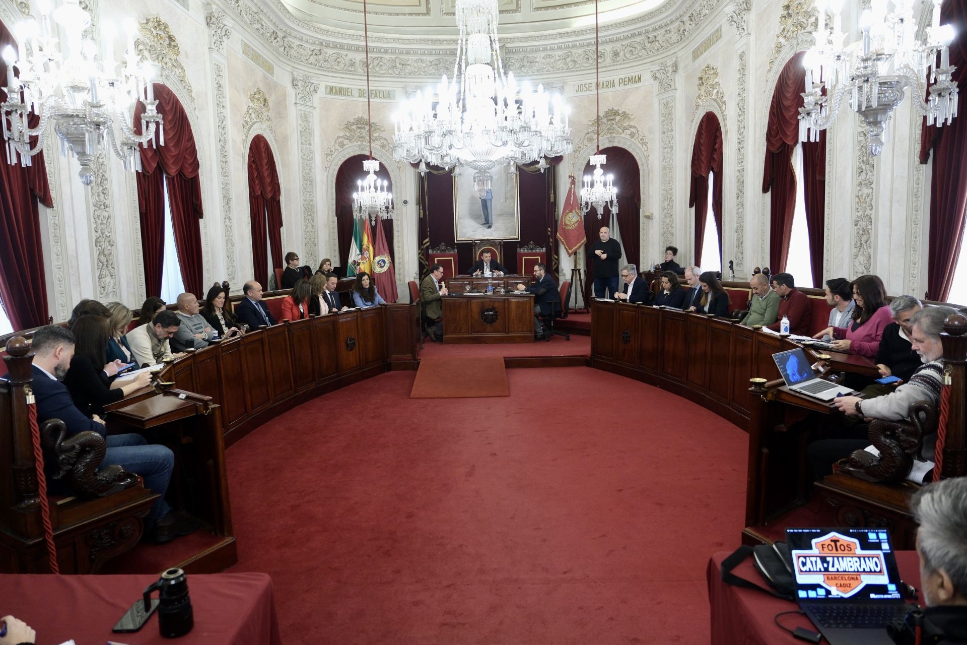 Las imágenes del pleno extraordinario para aprobar los Presupuestos en Cádiz