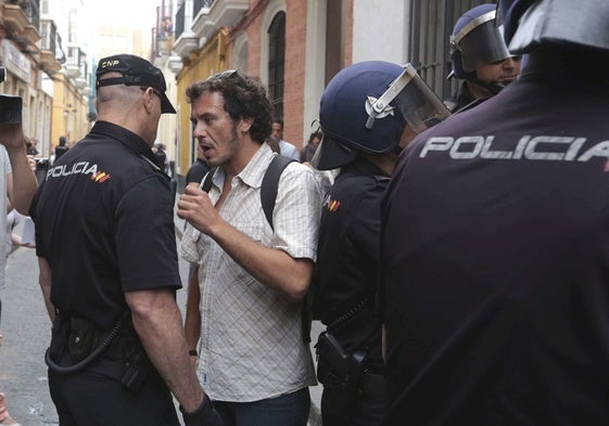 Kichi, en mayo de 2015, a una semana de ser alcalde, intentando mediar en un desahucio en Cádiz.