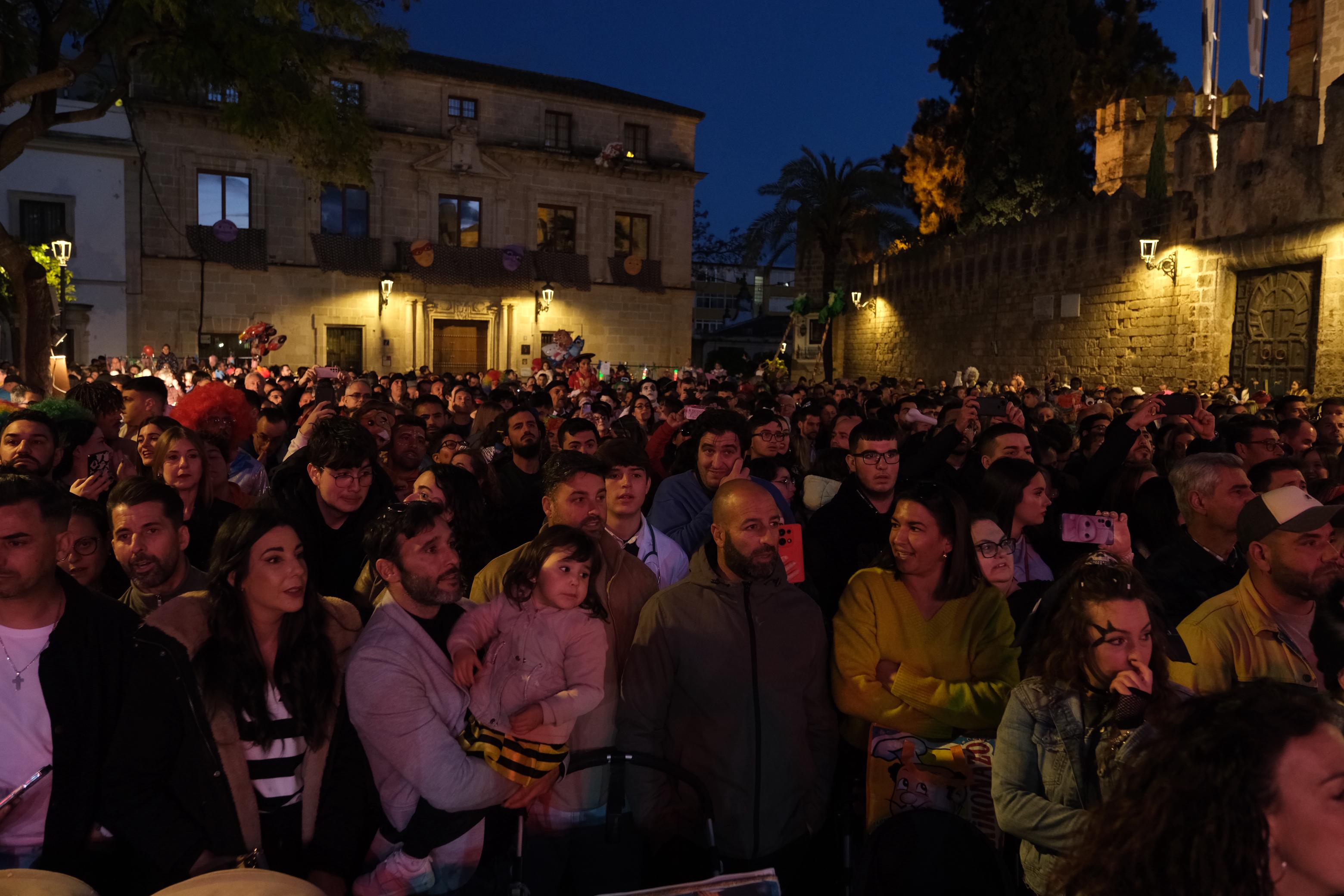 Actuación de la comparsa «Las Ratas» de Jesús Bienvenido en la Plaza de Alfonso X El Sabio de El Puerto