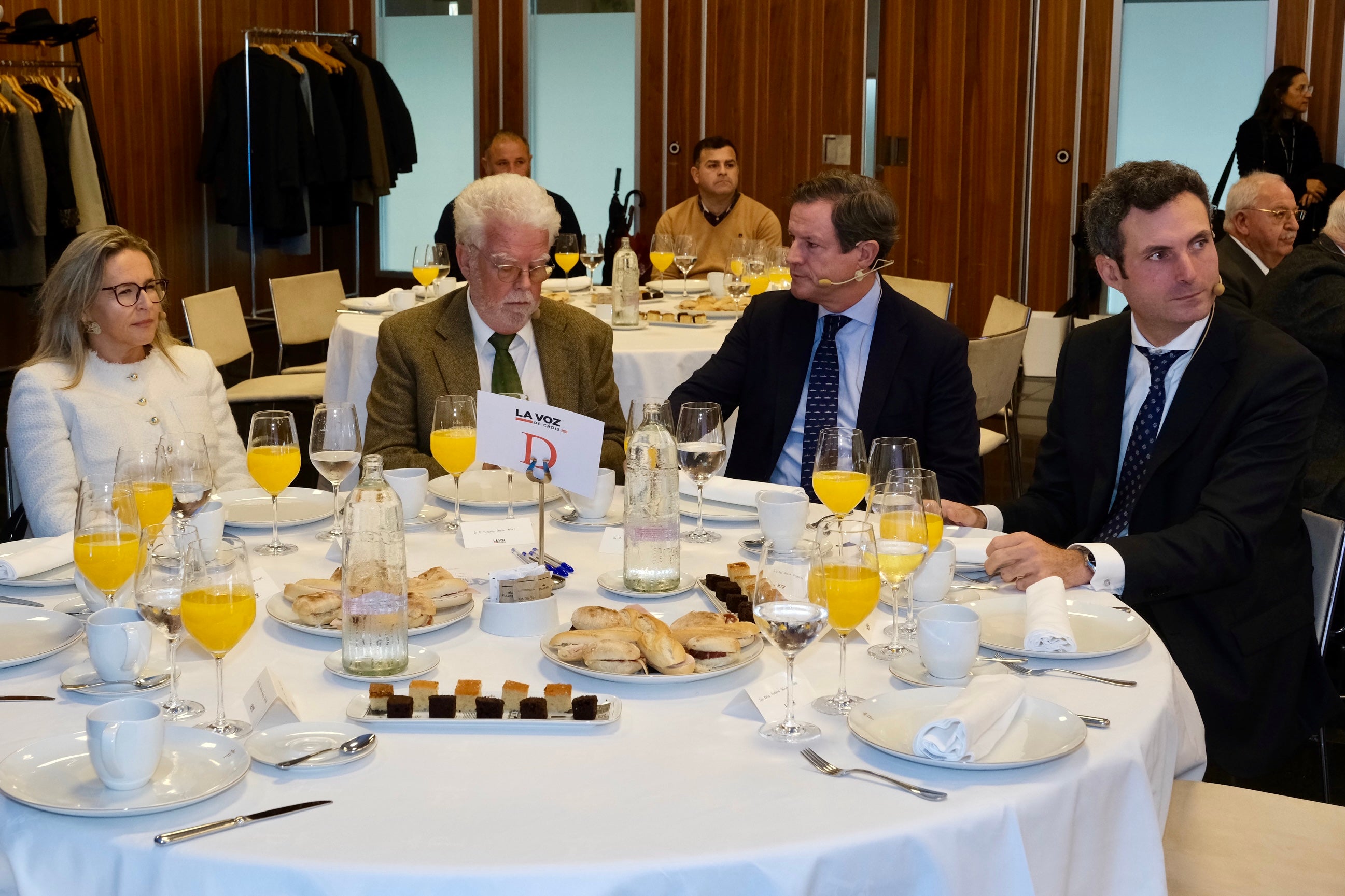 Amplia representación social y política en el foro de debate