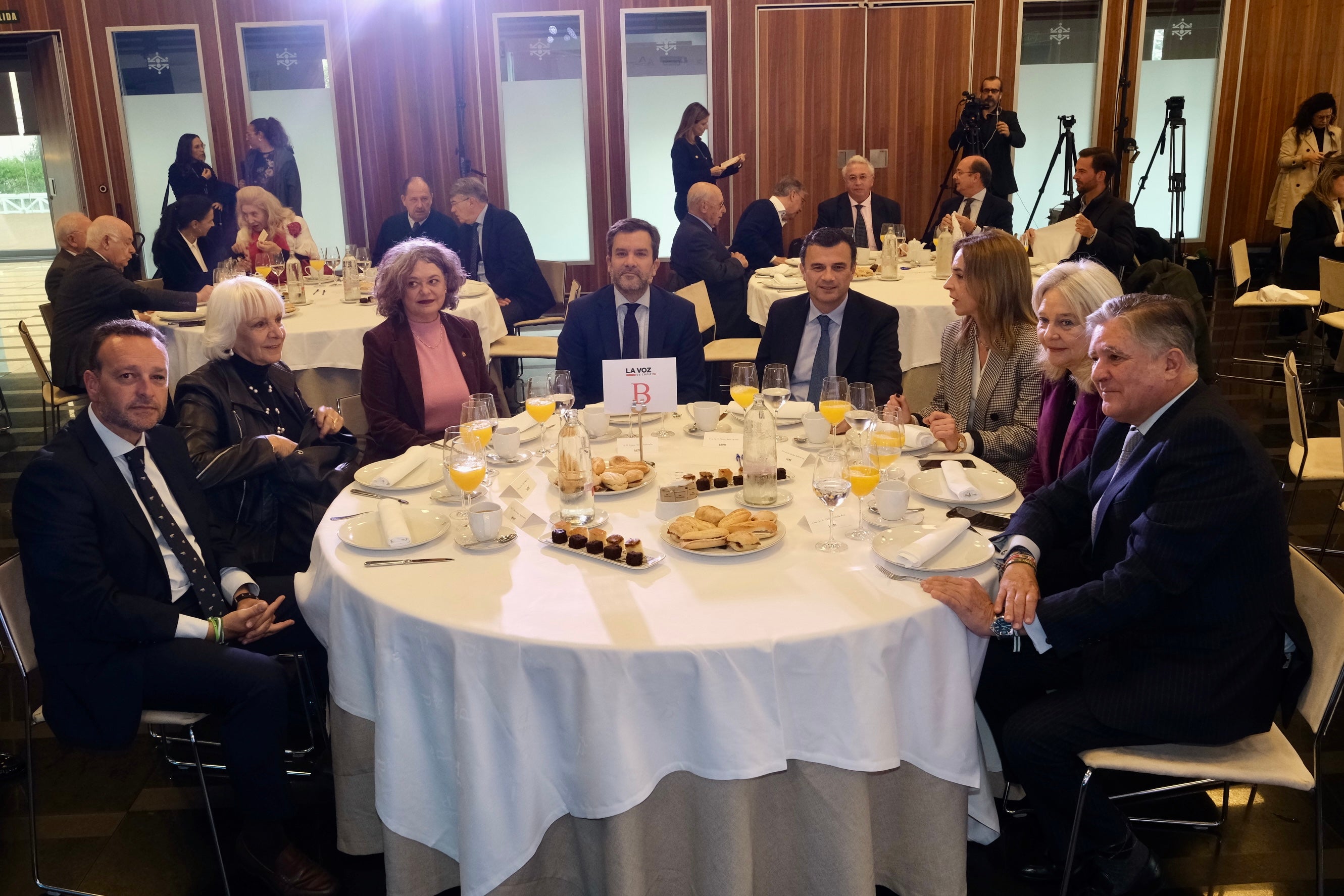 Amplia representación social y política en el foro de debate