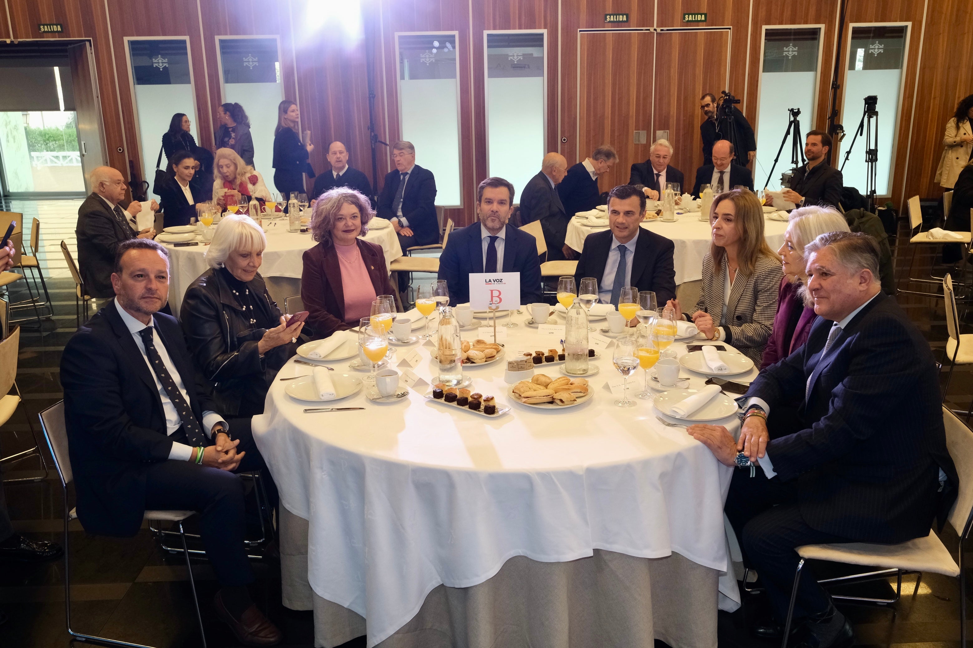 Amplia representación social y política en el foro de debate