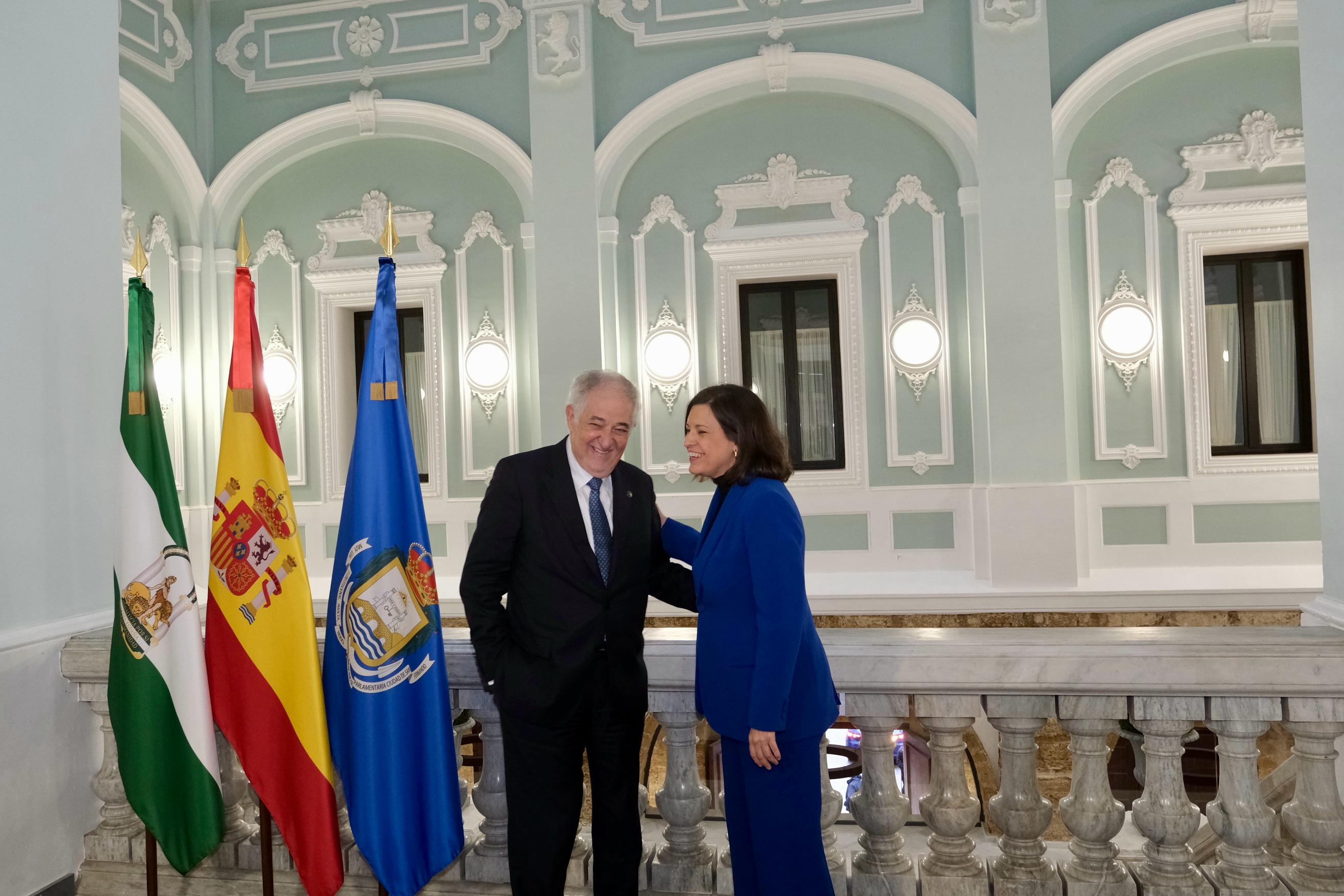 Conde-Pumpido destaca la fortaleza de la Constitución española en su visita a las ciudades que vieron nacer &#039;La Pepa&#039;