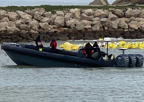 Imagen secundaria 1 - El temporal obliga a unos narcos a dejar abandonada una &#039;goma&#039; en la playa de Fuente del Gallo en Conil