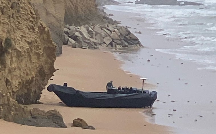 Imagen principal - El temporal obliga a unos narcos a dejar abandonada una &#039;goma&#039; en la playa de Fuente del Gallo en Conil