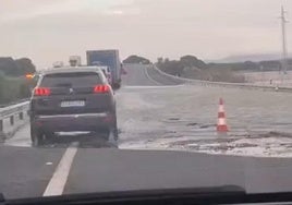 El arroyo de Alocaz se desborda por las fuertes lluvias y provoca el corte total de la autopista Cádiz-Sevilla