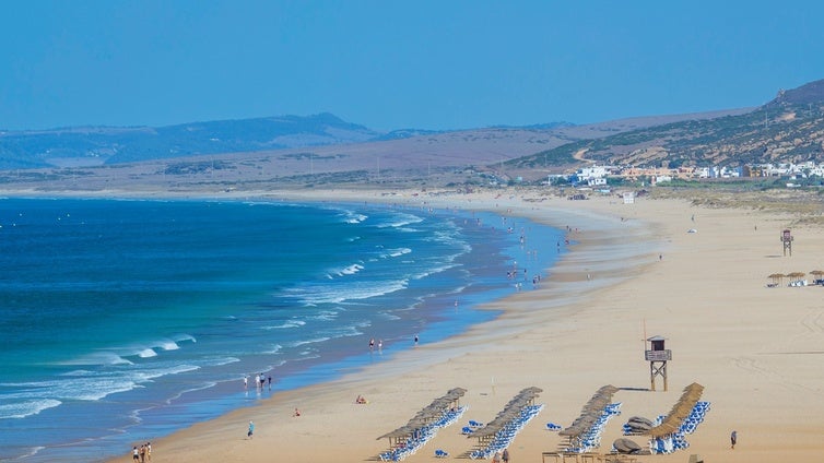 Esta playa de Cádiz te hará sentir como en el Algarve portugués: ¿Dónde se encuentra?