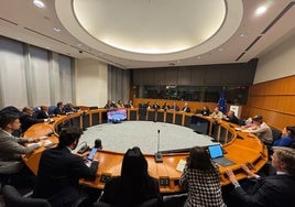 El PP recibe en el Parlamento Europeo a una delegación de pescadores gaditanos para abordar los retos del sector