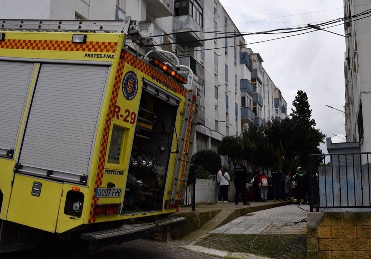 Camión de Bomberos junto al bloque afectado por el incendio de una vivienda en San Roque.