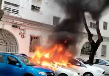 Un coche sale ardiendo en la calle Antonio Machado de Cádiz