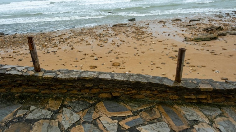 Barandilla de madera de acceso a la playa de Fuente del Gallo en Conil