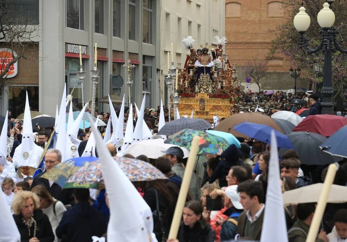 Imagen de archivo de lluvias durante la Semana Santa de Cádiz