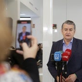 Antonio Sanz, atendiendo a los medios de comunicación