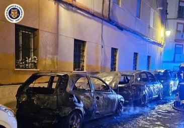 Seis coches afectados y una fachada en un incendio de vehículos en el Mentidero, en Cádiz