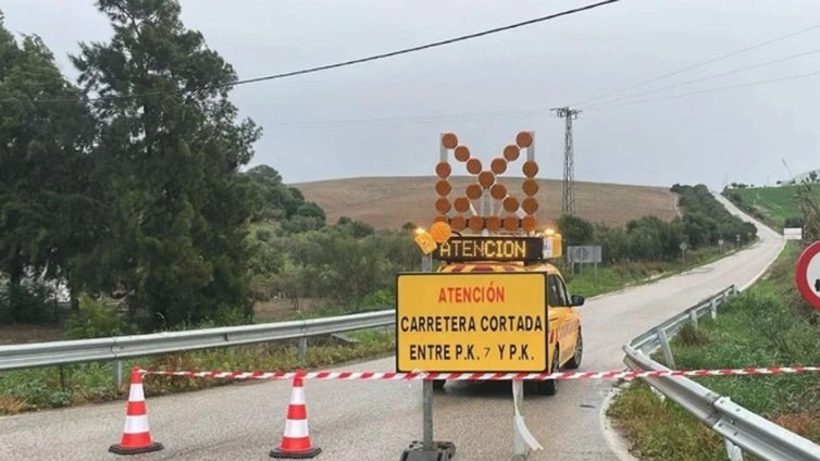 Cinco carreteras de la provincia de Cádiz siguen cortadas  tras el paso de la borrasca Martinho