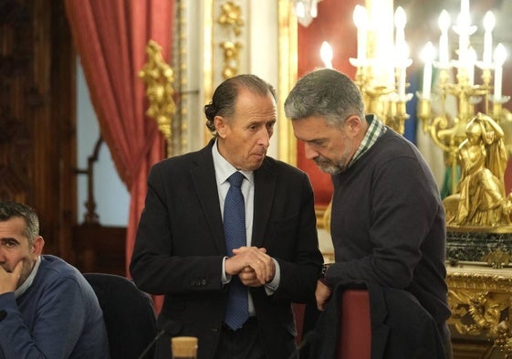 José María Román, alcalde de Chiclana, dialoga con Javier Ruiz Arana, alcalde de Rota