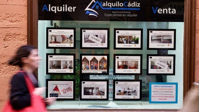 Una familia de Cádiz necesita ahorrar durante 28 años para dar la 'entrada' en la compra de una vivienda