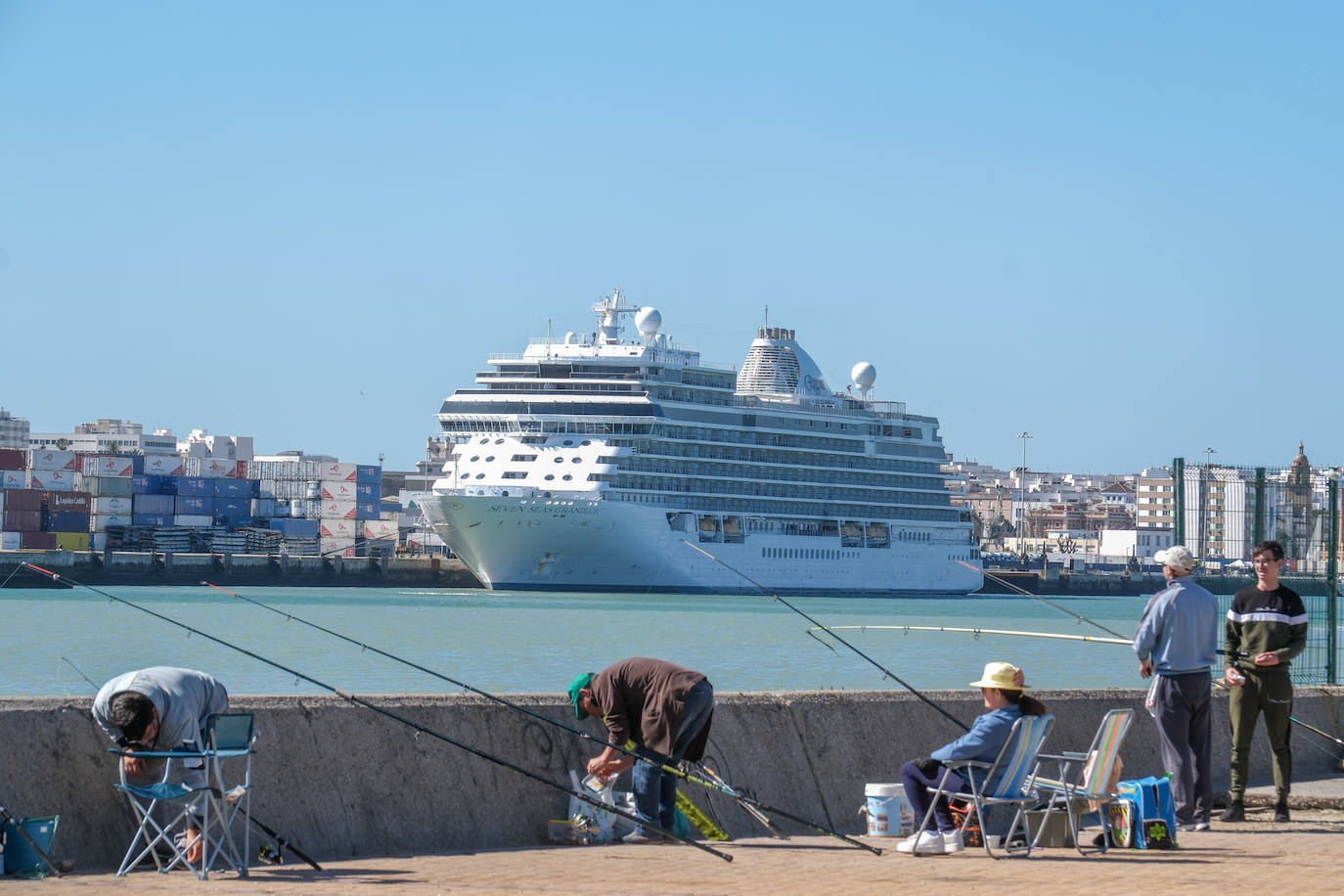 Fotos: Desembarco de turistas en Cádiz con 12.000 cruceristas