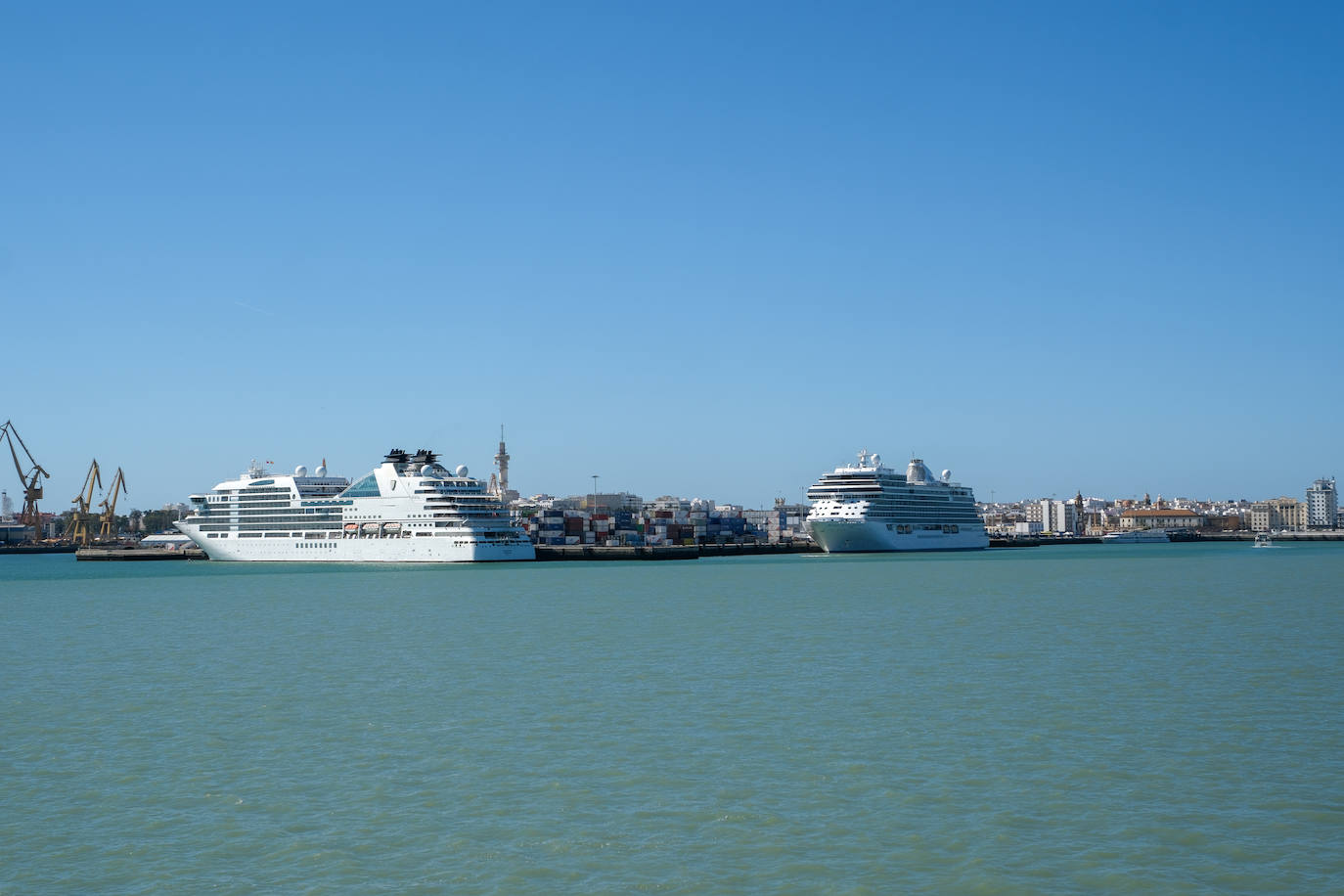 Fotos: Desembarco de turistas en Cádiz con 12.000 cruceristas