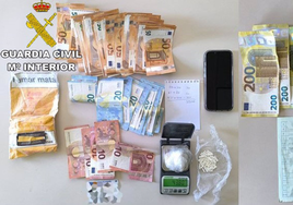 Interceptan en el muelle de Cádiz un Opel Corsa procedente de Canarias con droga y dinero ocultos en su interior