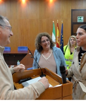 Imagen secundaria 2 - Distintos momentos de la visita a los astilleros de los diputados