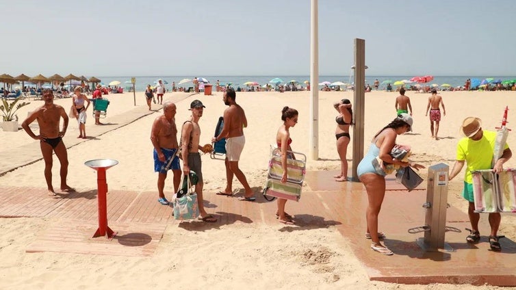 Las playas de Cádiz tendrán servicio de duchas y lavapiés en Semana Santa