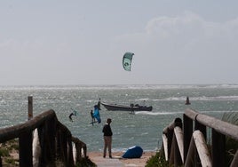 Kitesurfistas y windsurfistas conviven con los narcos en Sancti Petri, en Chiclana