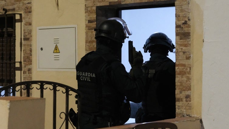 El Gobierno encarga para los guardias civiles antibalas que soporten los disparos de fusiles de los narcos