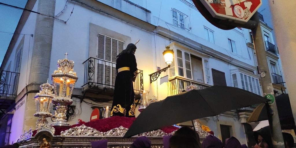 Vídeo del Regreso Precipitado de Dolor y Sacrificio de El Puerto de Santa María en el Martes Santo del 2025