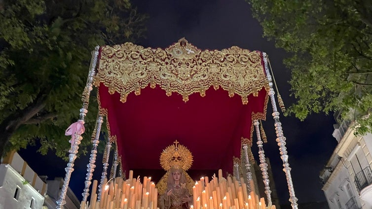 Mojada histórica de Paz de Fátima y 'milagro' en la Viga para sortear la lluvia en el Lunes Santo de Jerez