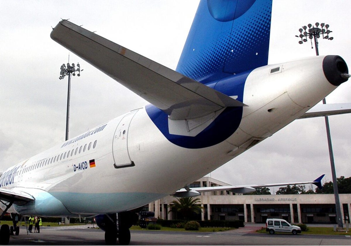 Un avión del touroperador Condor en el aeropuerto de Jerez